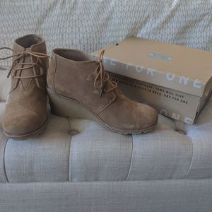 TOMS Desert Wedge Bootie Toffee Suede 9 NIB